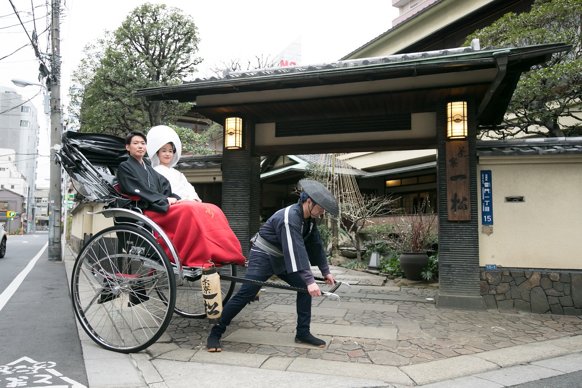 浅草ならでは！人力車で神社へ移動も可能。結婚式の記念に