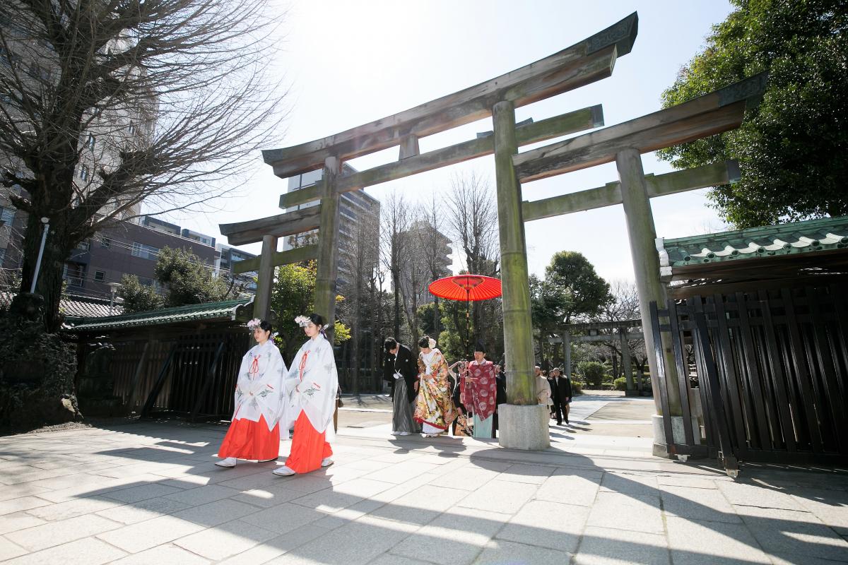 【提携神社：牛嶋神社】参列者全員で行う参進が魅力。隅田公園の中にある落ち着いた神社です