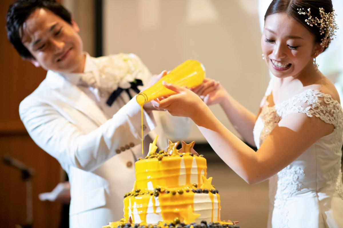 【結婚披露パーティ】「ドリップケーキ」はウエディングケーキの上からとろっとしたフルーツソースなどをかける演出。ケーキ入刀に代わる演出