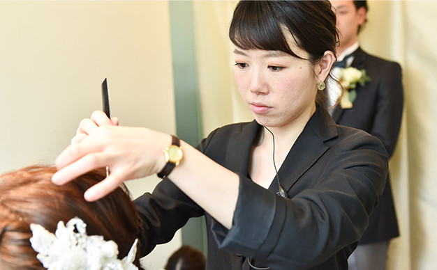 式場でヘアメイクをしているスタッフ