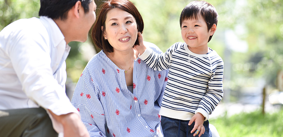 公園を散策する家族