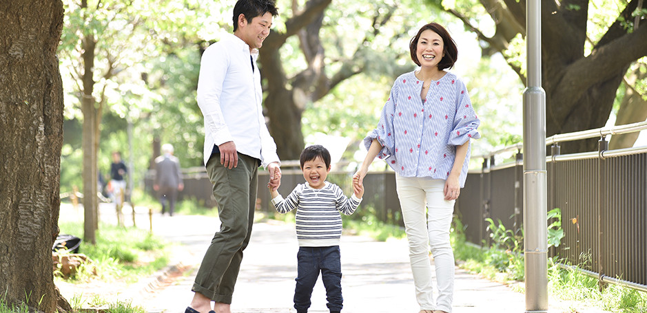 公園を散策する家族